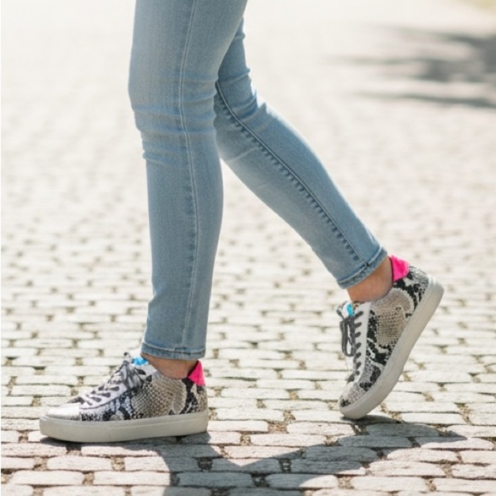 🐍💥P448 John Python Snakeskin Low Top Sneakers W/ Pink Heel Tab💥🐍 (Size 37)